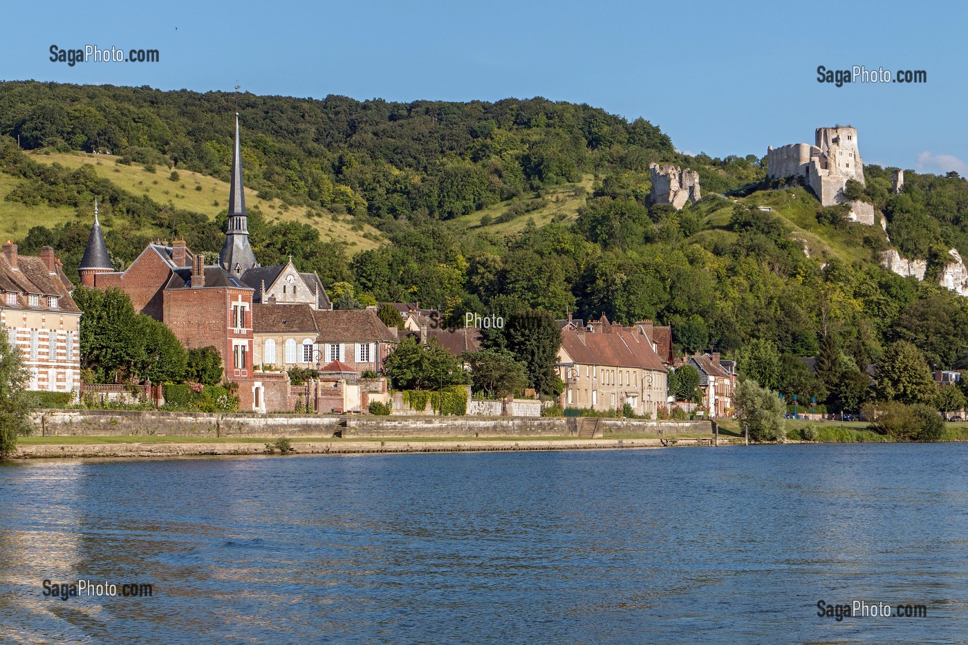 LA SEINE ET LE VILLAGE DU PETIT-ANDELY, FORTERESSE MEDIEVALE DE CHATEAU GAILLARD EDIFIE PAR LE ROI D'ANGLETERRE RICHARD COEUR DE LION EN 1198, LES ANDELYS, EURE (27), NORMANDIE, FRANCE 