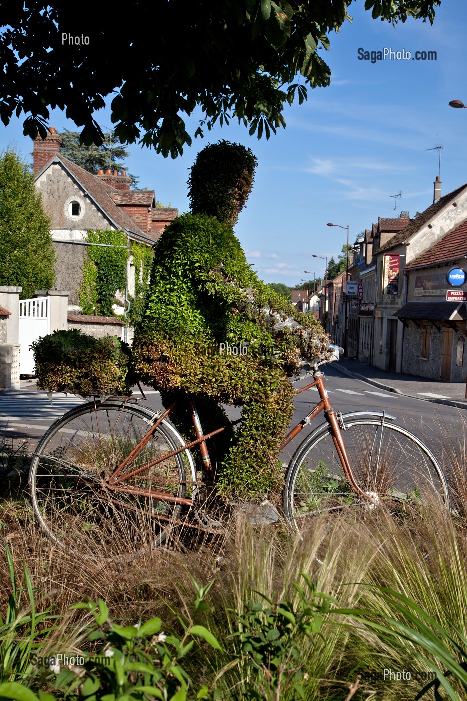 HOMME A VELO, SCULPTURE VEGETALE, SAINT-PIERRE-DE-BAILLEUL, EURE (27), FRANCE 