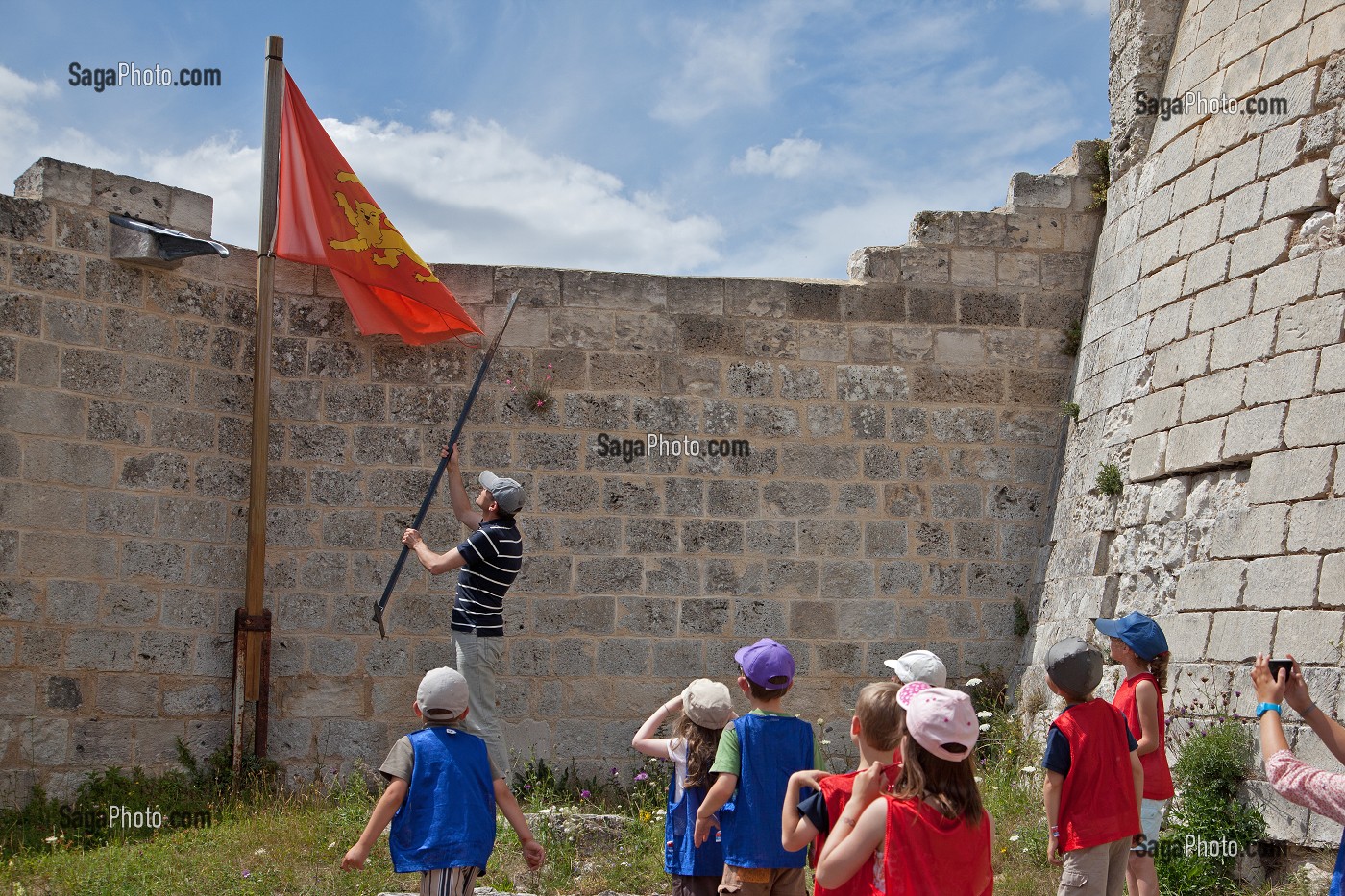 ERECTION DU DRAPEAU DES NORMANDS AU CHATEAU GAILLARD, ANIMATION 'A L'ATTAQUE' DESTINEE AUX ENFANTS, CHATEAU FORT ERIGE PAR RICHARD COEUR-DE-LION ENTRE 1196 ET 1198, LES ANDELYS, EURE (27), FRANCE 