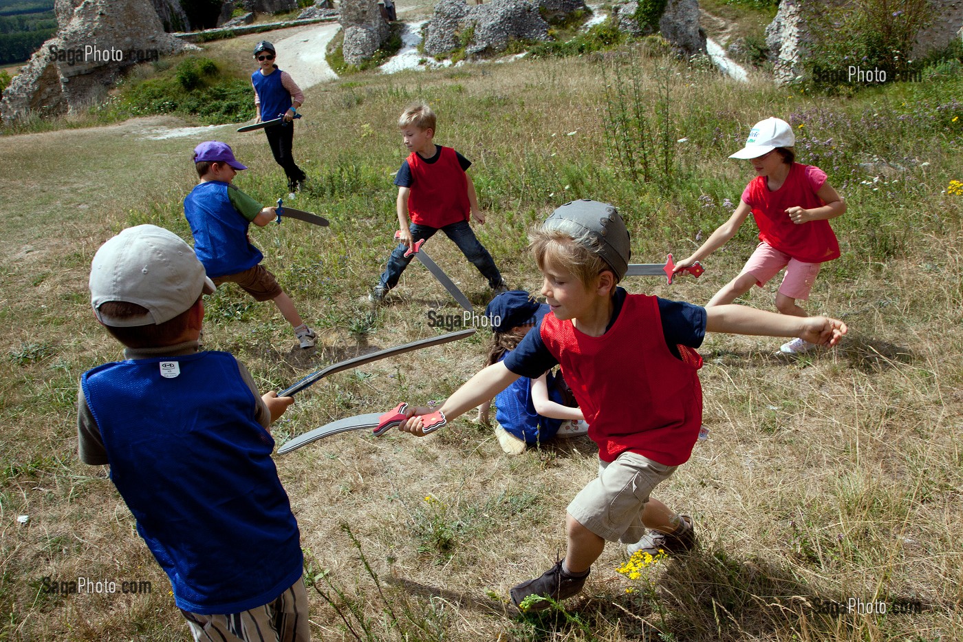 DEFENSE DE L'ENTREE DU CHATEAU GAILLARD, ANIMATION 'A L'ATTAQUE' DESTINEE AUX ENFANTS, CHATEAU FORT ERIGE PAR RICHARD COEUR-DE-LION ENTRE 1196 ET 1198, LES ANDELYS, EURE (27), FRANCE 