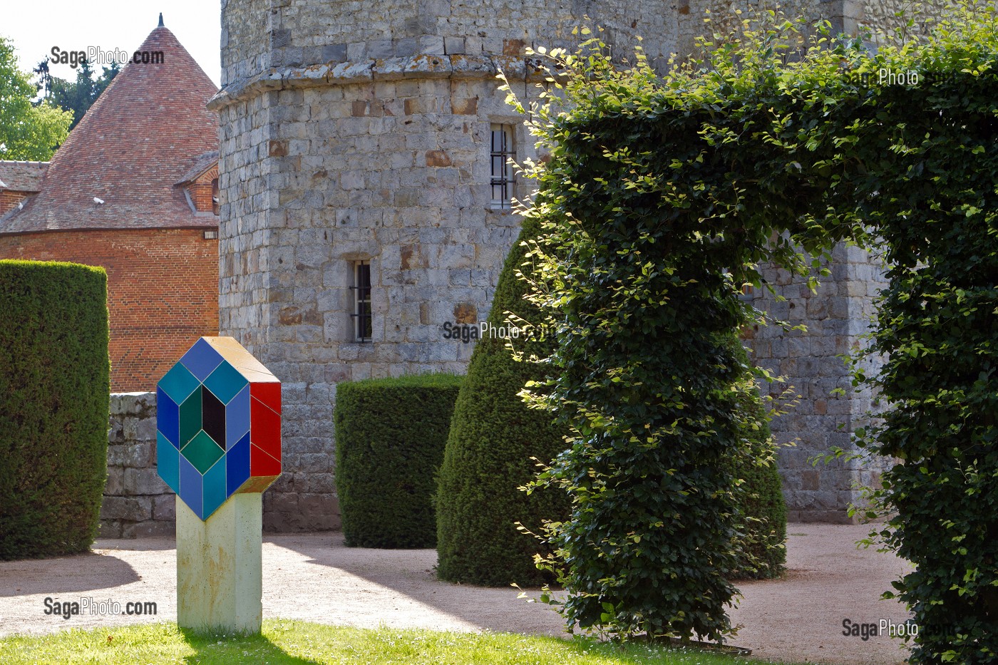 'HOMMAGE A L'HEXAGONE' (1965), SCULPTURE DE VICTOR VASARELY, PARC DES SCULPTURES, JARDIN DU CHATEAU DE VASCOEUIL, EURE (27), FRANCE 