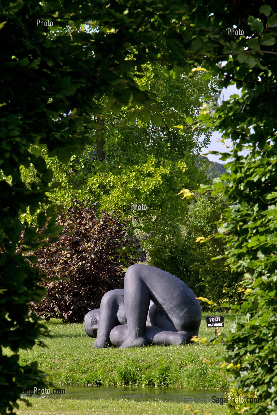 'HARMONIE', SCULPTURE DE ANTONIUCCI VOLTI, AU BORD DE LA RIVIERE LE CRAVON, PARC DES SCULPTURES, JARDIN DU CHATEAU DE VASCOEUIL, EURE (27), FRANCE 