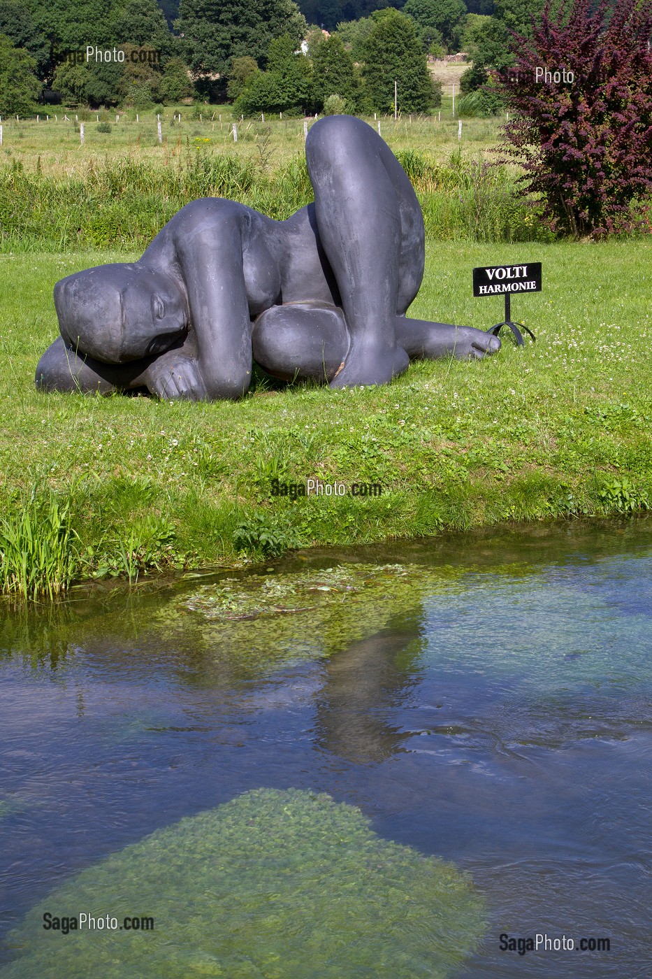 'HARMONIE', SCULPTURE DE ANTONIUCCI VOLTI, AU BORD DE LA RIVIERE LE CRAVON, PARC DES SCULPTURES, JARDIN DU CHATEAU DE VASCOEUIL, EURE (27), FRANCE 