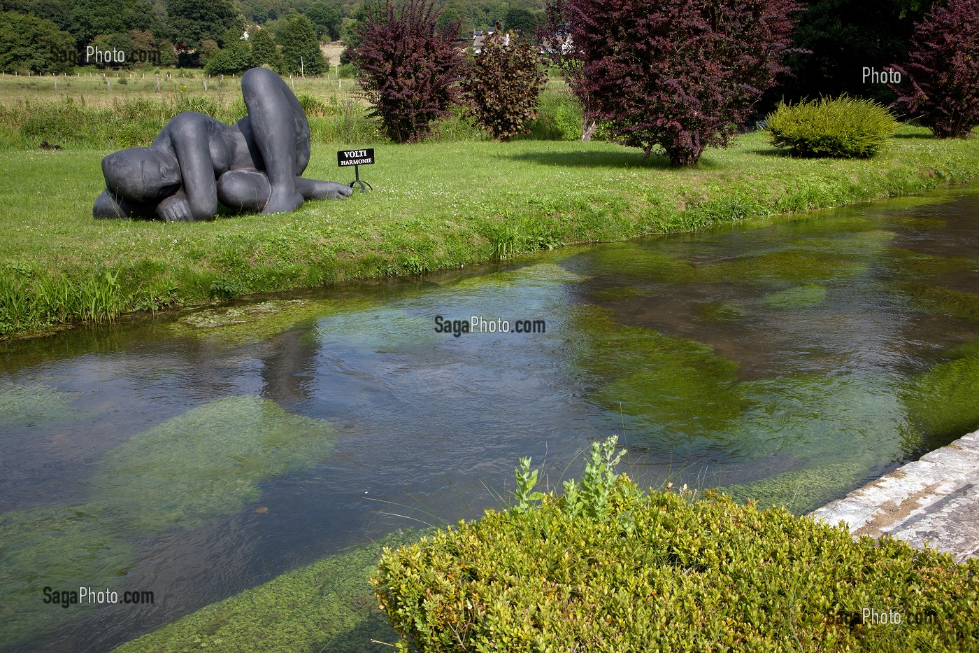 'HARMONIE', SCULPTURE DE ANTONIUCCI VOLTI, AU BORD DE LA RIVIERE LE CRAVON, PARC DES SCULPTURES, JARDIN DU CHATEAU DE VASCOEUIL, EURE (27), FRANCE 