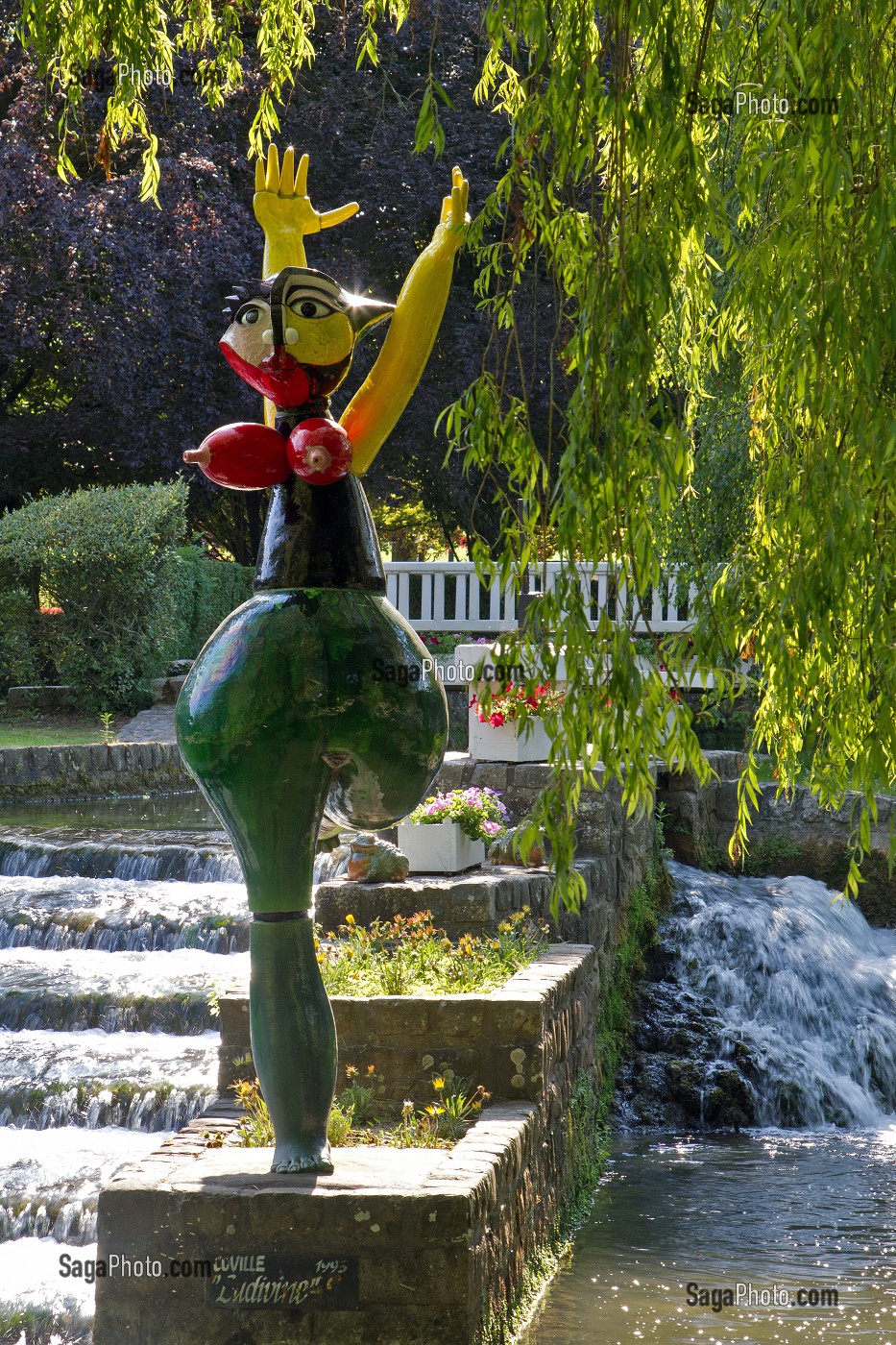 'LUDIVINE' (1993), SCULPTURE DE JACKY COVILLE DEVANT LA CASCADE DU PARC DES SCULPTURES, JARDIN DU CHATEAU DE VASCOEUIL, EURE (27), FRANCE 