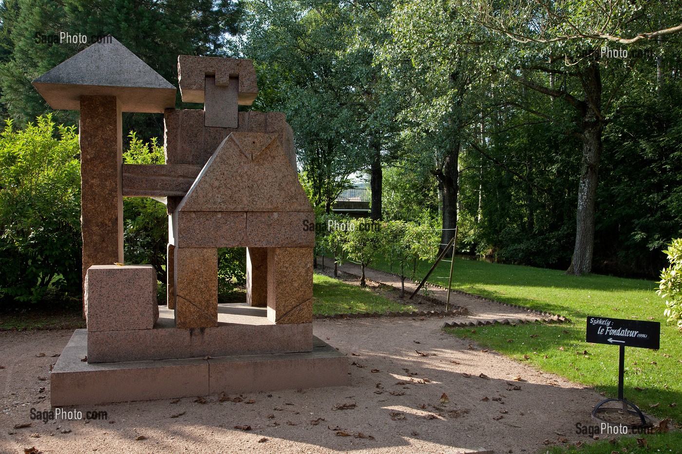 'LE FONDATEUR' (1994), SCULPTURE DE PIERRE SZEKELY, PARC DES SCULPTURES, JARDIN DU CHATEAU DE VASCOEUIL, EURE (27), FRANCE 