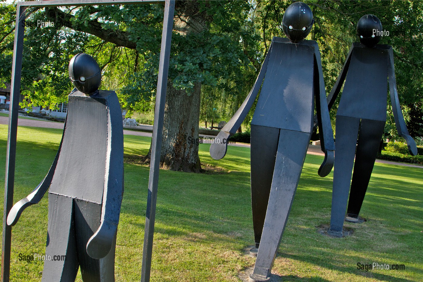 'LES TROIS PAS' (1998), SCULPTURE D'OLIVIER GERVAL, PARC DES SCULPTURES, JARDIN DU CHATEAU DE VASCOEUIL, EURE (27), FRANCE 