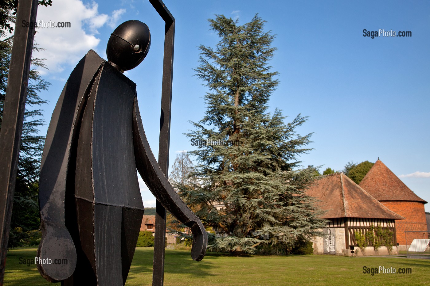 'LES TROIS PAS' (1998), SCULPTURE D'OLIVIER GERVAL, PARC DES SCULPTURES, JARDIN DU CHATEAU DE VASCOEUIL, EURE (27), FRANCE 