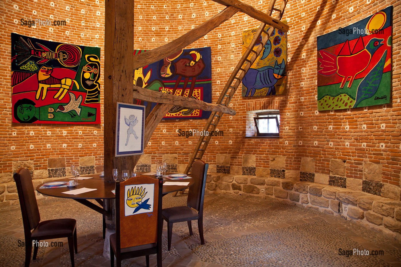 TAPISSERIES CONTEMPORAINES DE L'ARTISTE CORNEILLE (1922-2010), EXPOSITION TEMPORAIRE A L'INTERIEUR DU COLOMBIER EN BRIQUES ROUGES, CHATEAU DE VASCOEUIL, EURE (27), FRANCE 