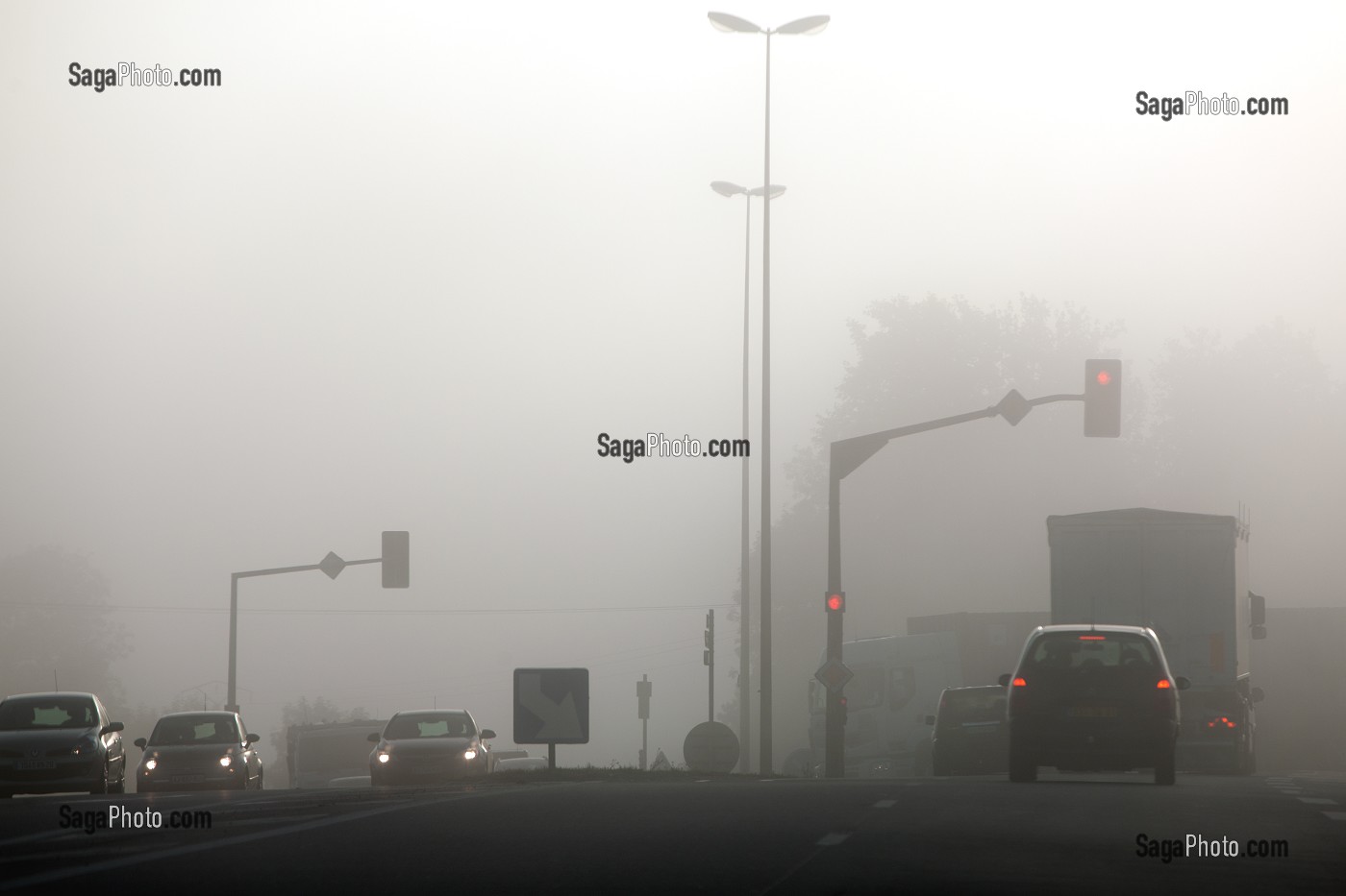 ROUTE NATIONALE RN26, ENTRE VERNEUIL-SUR-AVRE ET L'AIGLE, DANS LE BROUILLARD DU MATIN, BOURTH, EURE (27), NORMANDIE, FRANCE 