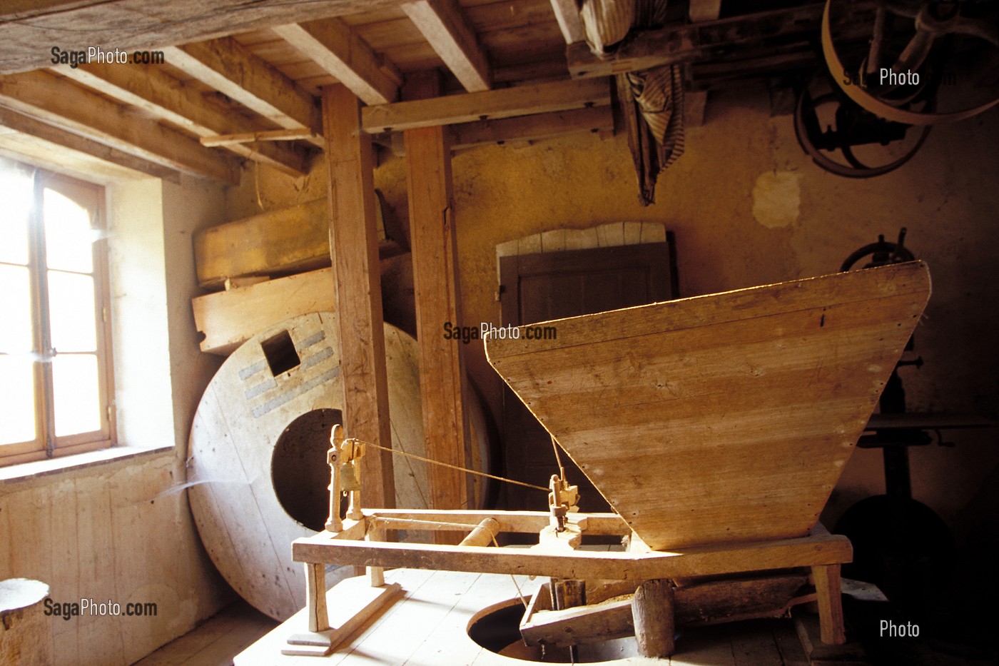 INTERIEUR DU MOULIN DE MOLEANS, FABRICATION DE FARINE, EURE-ET-LOIR (28), FRANCE 