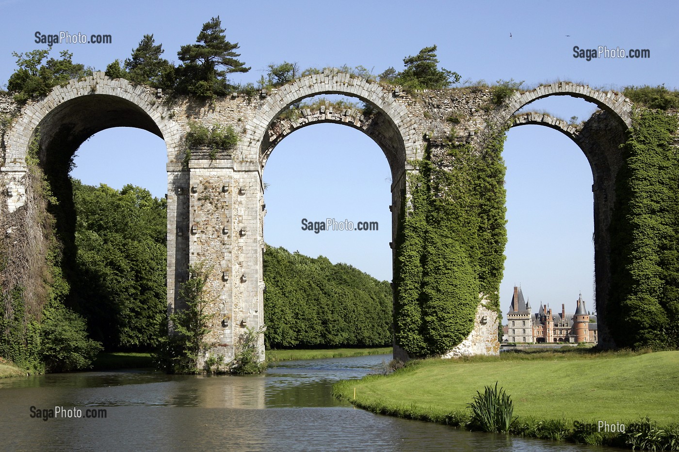 VUE DE L'AQUEDUC CONSTRUIT 1683 PAR VAUBAN ET LA HIRE DEVANT LE CHATEAU DE MAINTENON, EURE-ET-LOIR, FRANCE 