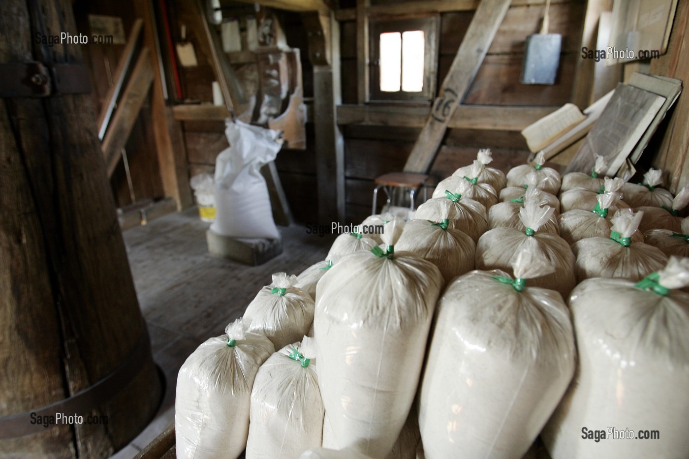 SACS DE FARINE DANS LE MOULIN A VENT DU BOIS DE FEUGERES, BEAUCE, EURE-ET-LOIR (28), FRANCE 