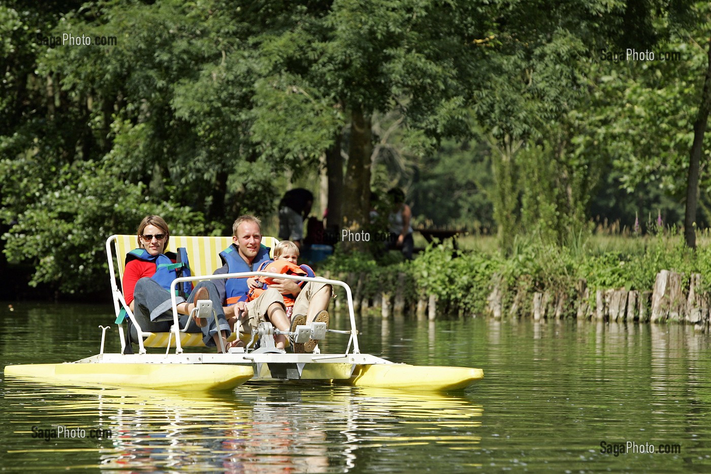 PEDALO SUR LE LOIR, PARC DE LOISIRS DE CLOYES-SUR-LE-LOIR, EURE-ET-LOIR (28), FRANCE 