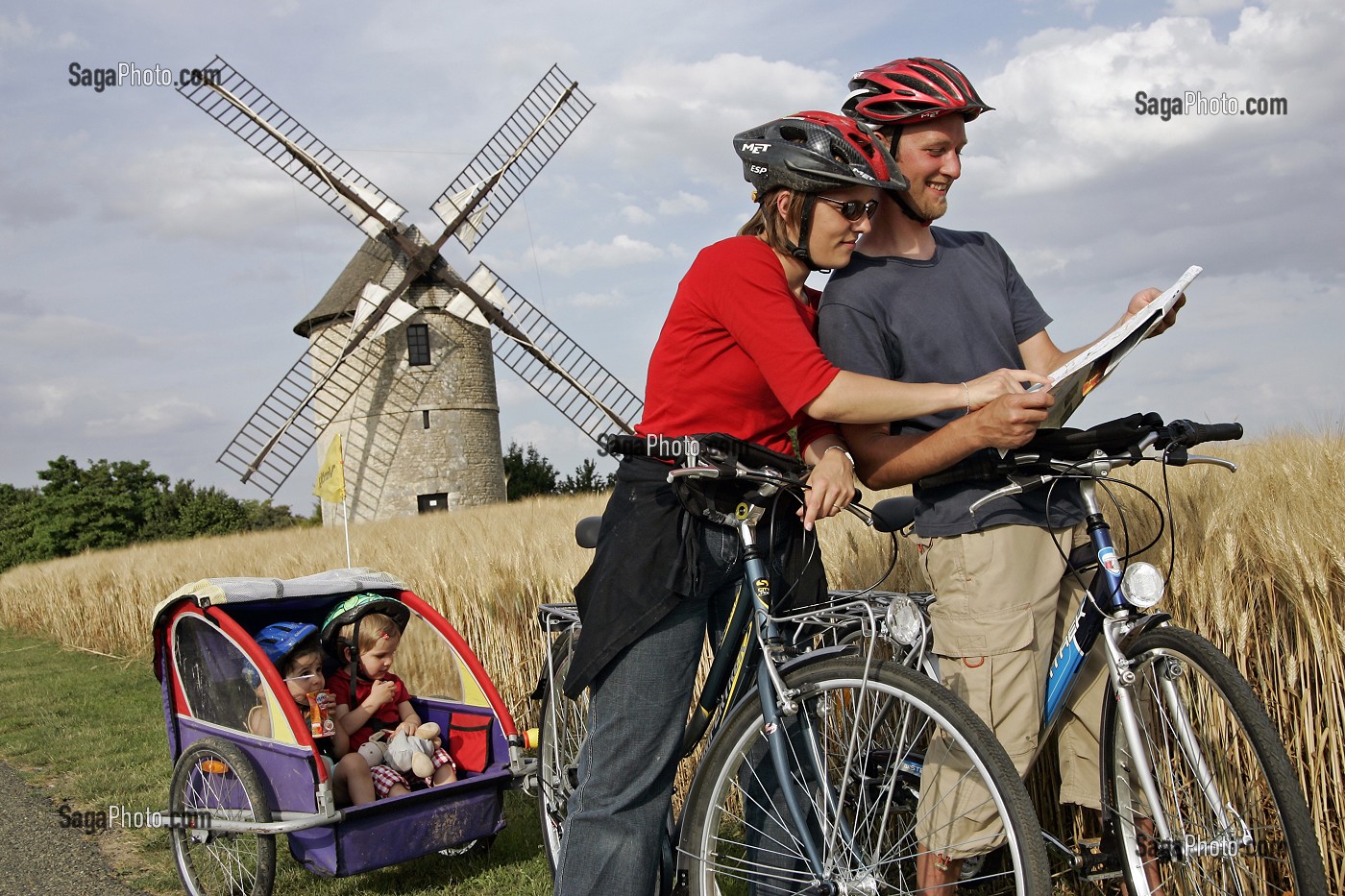 TOURISTES REGARDANT LEUR CARTE DEVANT LE MOULIN DE OZOIR-LE-BREUIL, EURE-ET-LOIR (28), FRANCE 