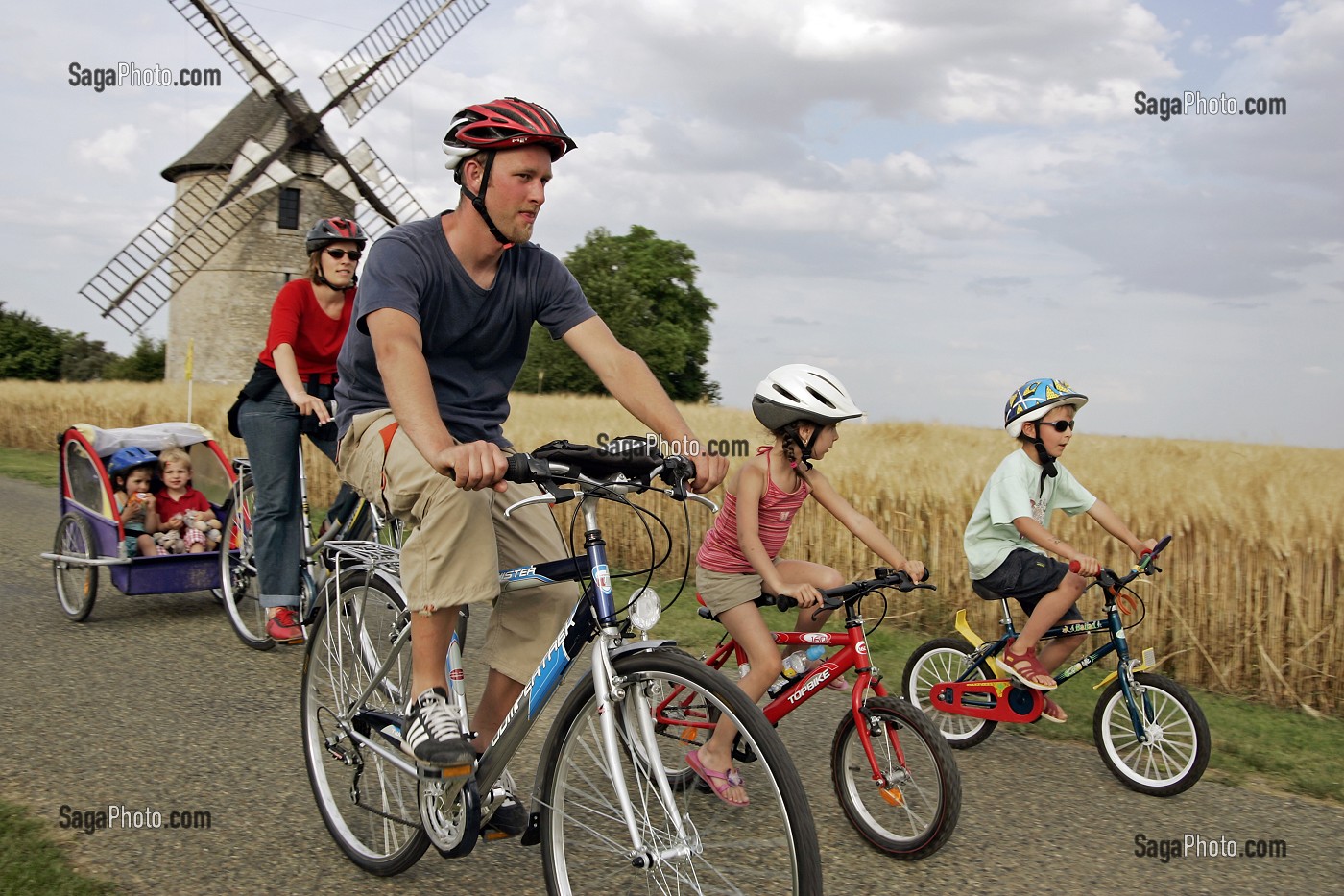 CYCLISTES EN BALADE PRES DU MOULIN DE OZOIR-LE-BREUIL, EURE-ET-LOIR (28), FRANCE 