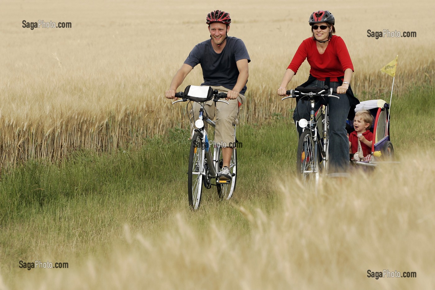CYCLISTES EN BALADE DANS LES CHAMPS DE BLE PRES DU MOULIN DE OZOIR-LE-BREUIL, EURE-ET-LOIR (28), FRANCE 