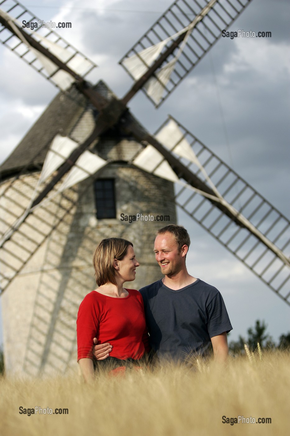 COUPLE DANS LES CHAMPS DE BLE PRES DEVANT MOULIN DE OZOIR-LE-BREUIL, EURE-ET-LOIR (28), FRANCE 