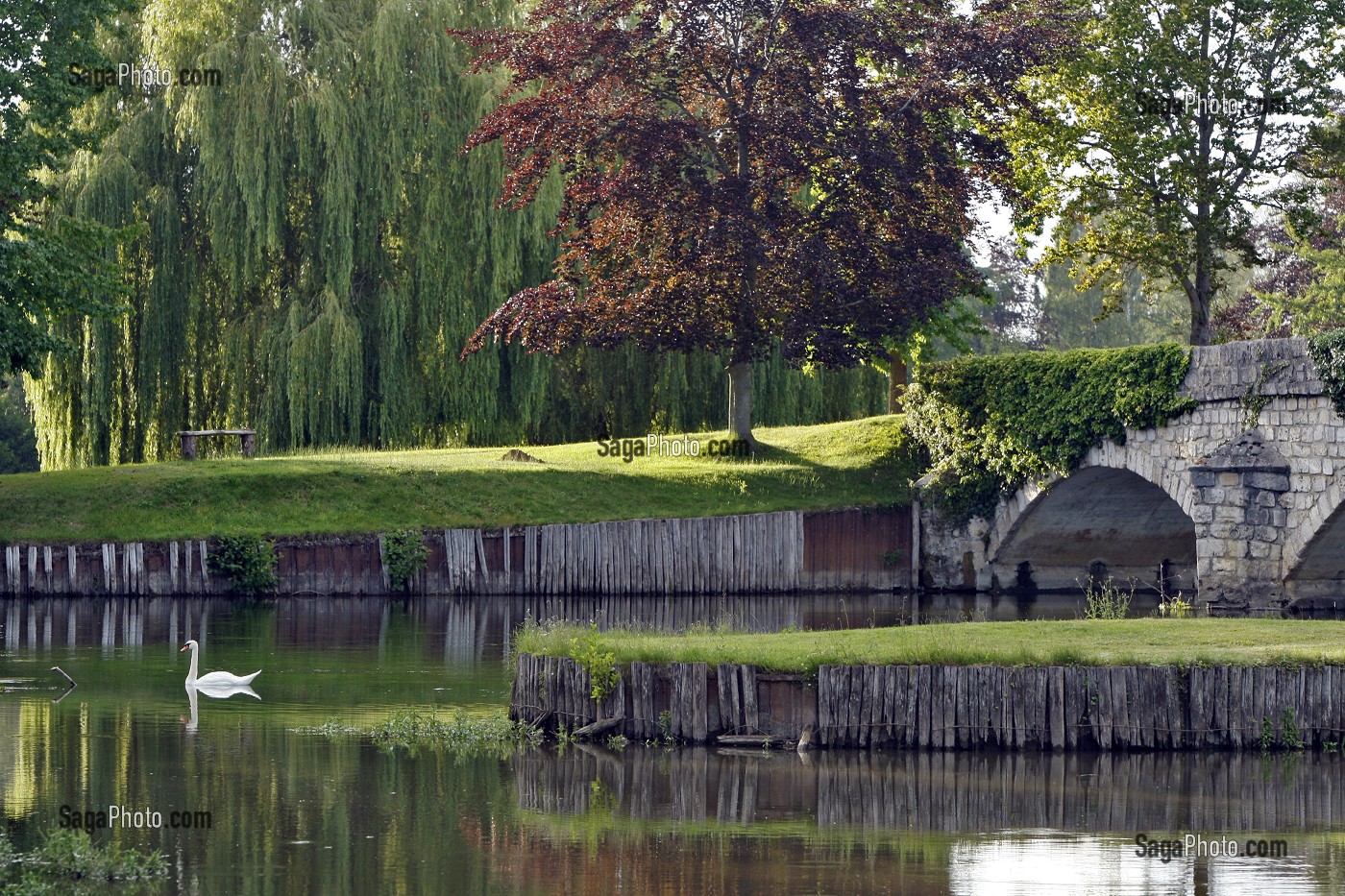 LES BORDS DE L'EURE DANS LE PARC DU GOLF DE NANTILLY, EURE-ET-LOIR (28), FRANCE 