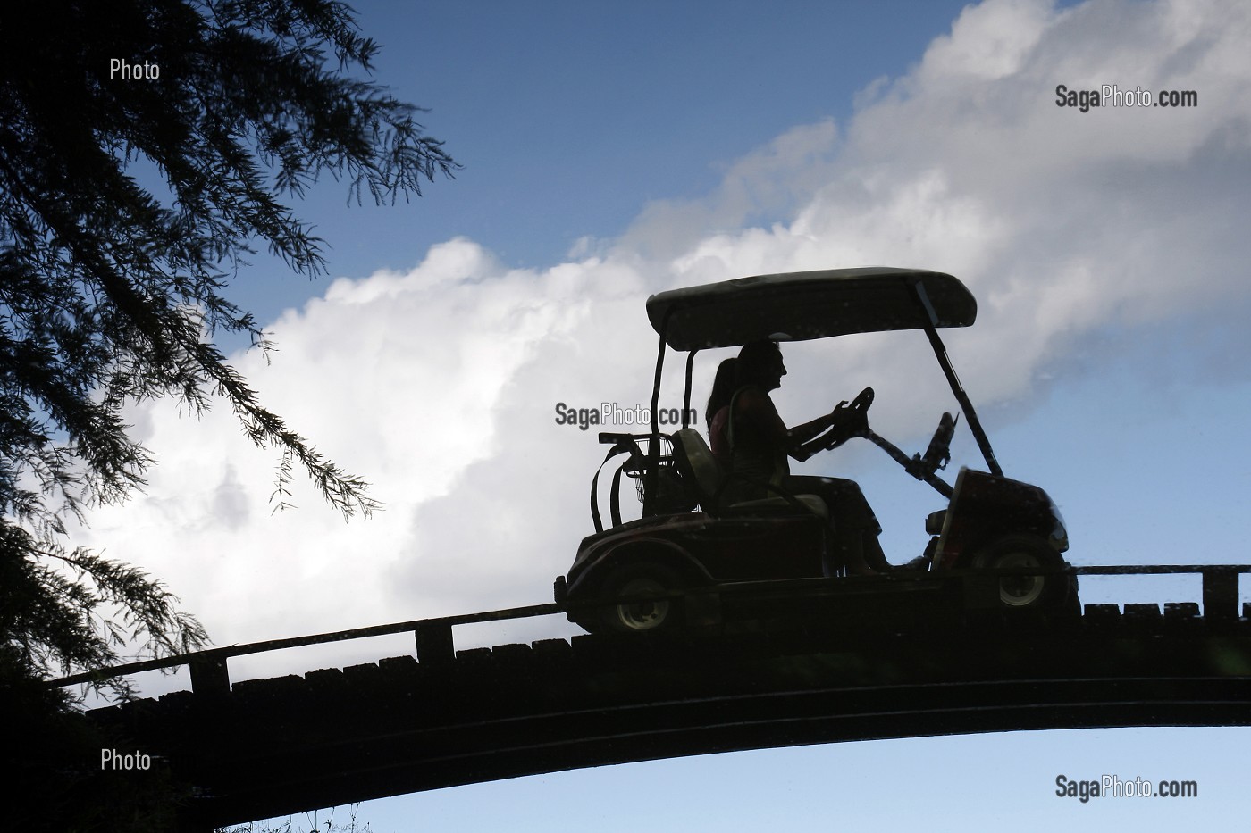 LE GOLF-PARC DE NANTILLY S'ETEND AUTOUR DE PIECES D'EAU DOMINEES PAR DES COLLINES PLANTEES D'ARBRES, EURE-ET-LOIR (28), FRANCE 