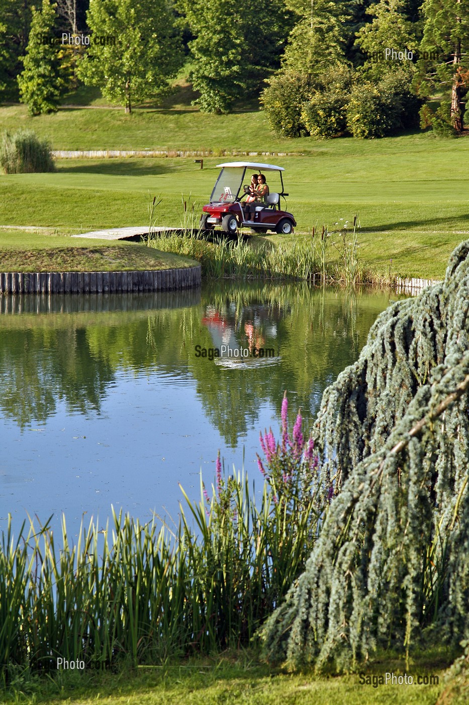 LE GOLF-PARC DE NANTILLY S'ETEND AUTOUR DE PIECES D'EAU DOMINEES PAR DES COLLINES PLANTEES D'ARBRES, EURE-ET-LOIR (28), FRANCE 