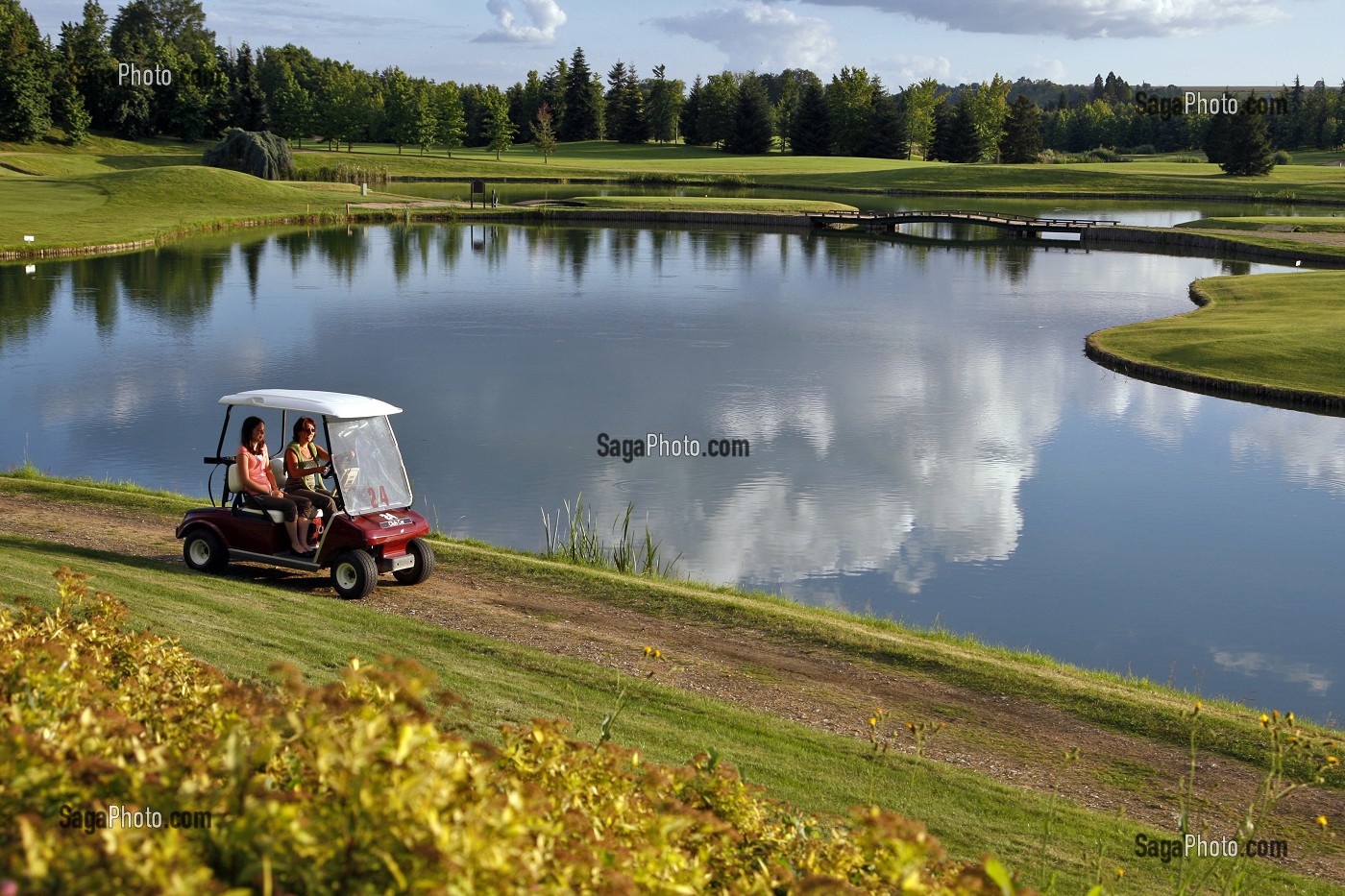 LE GOLF-PARC DE NANTILLY (28) S'ETEND AUTOUR DE PIECES D'EAU DOMINEES PAR DES COLLINES PLANTEES D'ARBRES, EURE-ET-LOIR (28), FRANCE 
