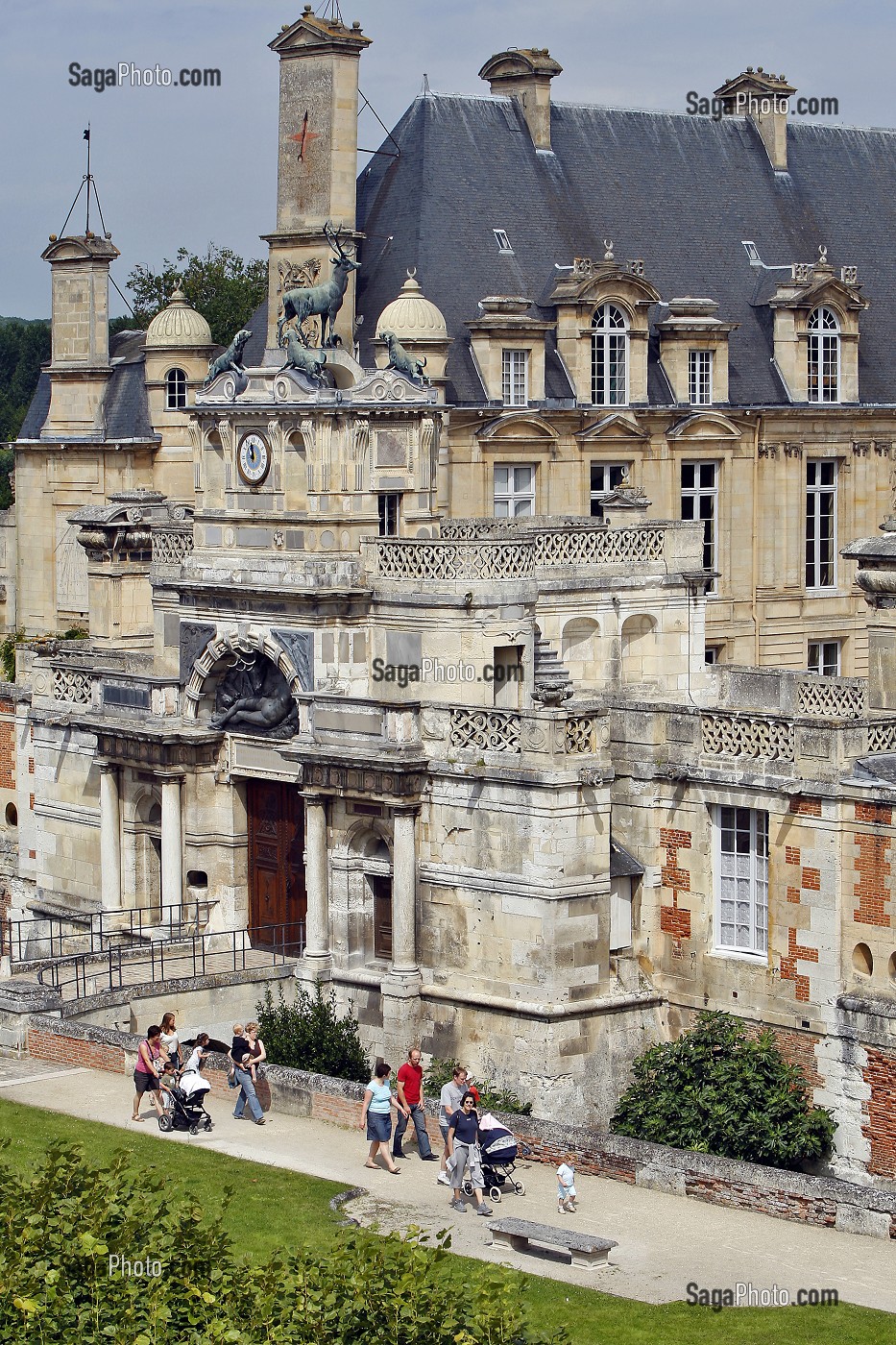 LE PORTAIL D'ENTREE SURMONTE PAR UN CERF ET QUATRE CHIENS, CHATEAU D'ANET, CONSTRUIT EN 1550 PAR PHILIBERT DE L'ORME POUR DIANE DE POITIERS, FAVORITE D'HENRI II, EURE-ET-LOIR (28), FRANCE 
