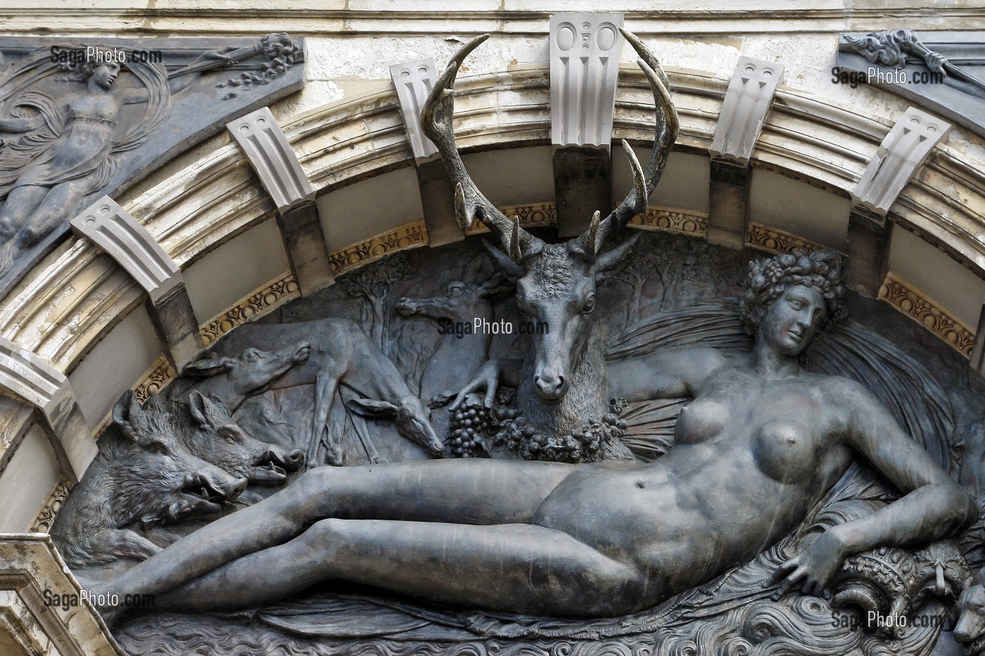BRONZE AVEC UNE DIANE DE BENVENUTO CELLINI, PORTAIL D'ENTREE, CHATEAU D'ANET, CONSTRUIT EN 1550 PAR PHILIBERT DE L'ORME POUR DIANE DE POITIERS, FAVORITE D'HENRI II, EURE-ET-LOIR (28), FRANCE 