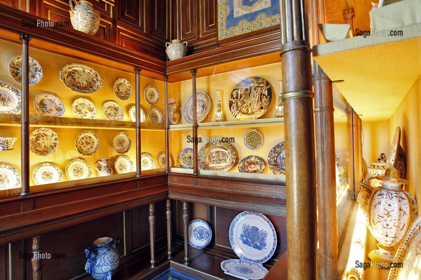 CABINET ABRITANT LA REMARQUABLE COLLECTION DE FAIENCES ANCIENNES, CHATEAU D'ANET, CONSTRUIT EN 1550 PAR PHILIBERT DE L'ORME POUR DIANE DE POITIERS, FAVORITE D'HENRI II, EURE-ET-LOIR (28), FRANCE 