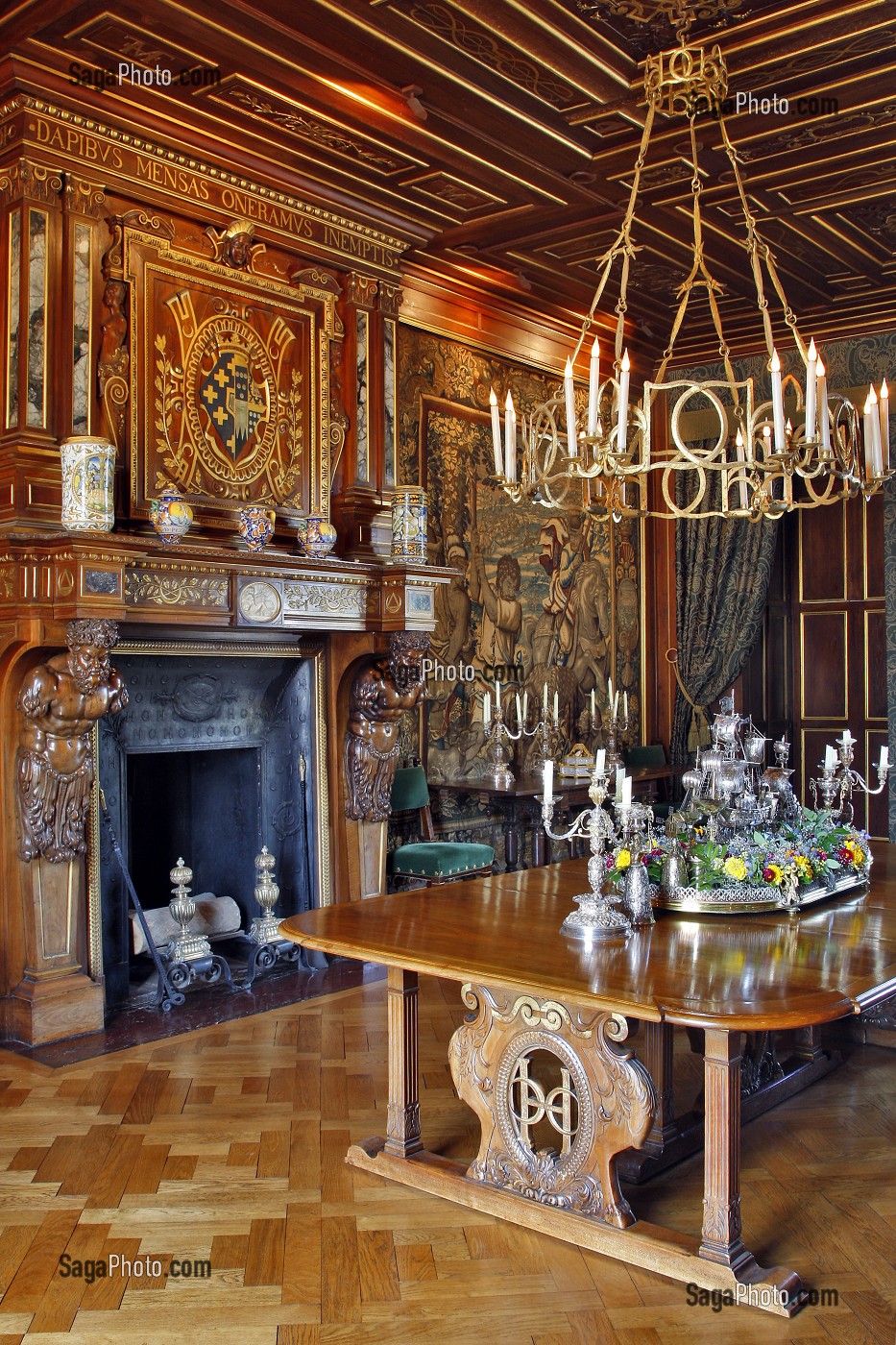 SALLE A MANGER AVEC LA CHEMINEE MONUMENTALE PORTANT LES ARMOIRIES DE DIANE DE POITIERS ET SES TAPISSERIES DES FLANDRES, CHATEAU D'ANET, CONSTRUIT EN 1550 PAR PHILIBERT DE L'ORME POUR DIANE DE POITIERS, FAVORITE D'HENRI II, EURE-ET-LOIR (28), FRANCE 