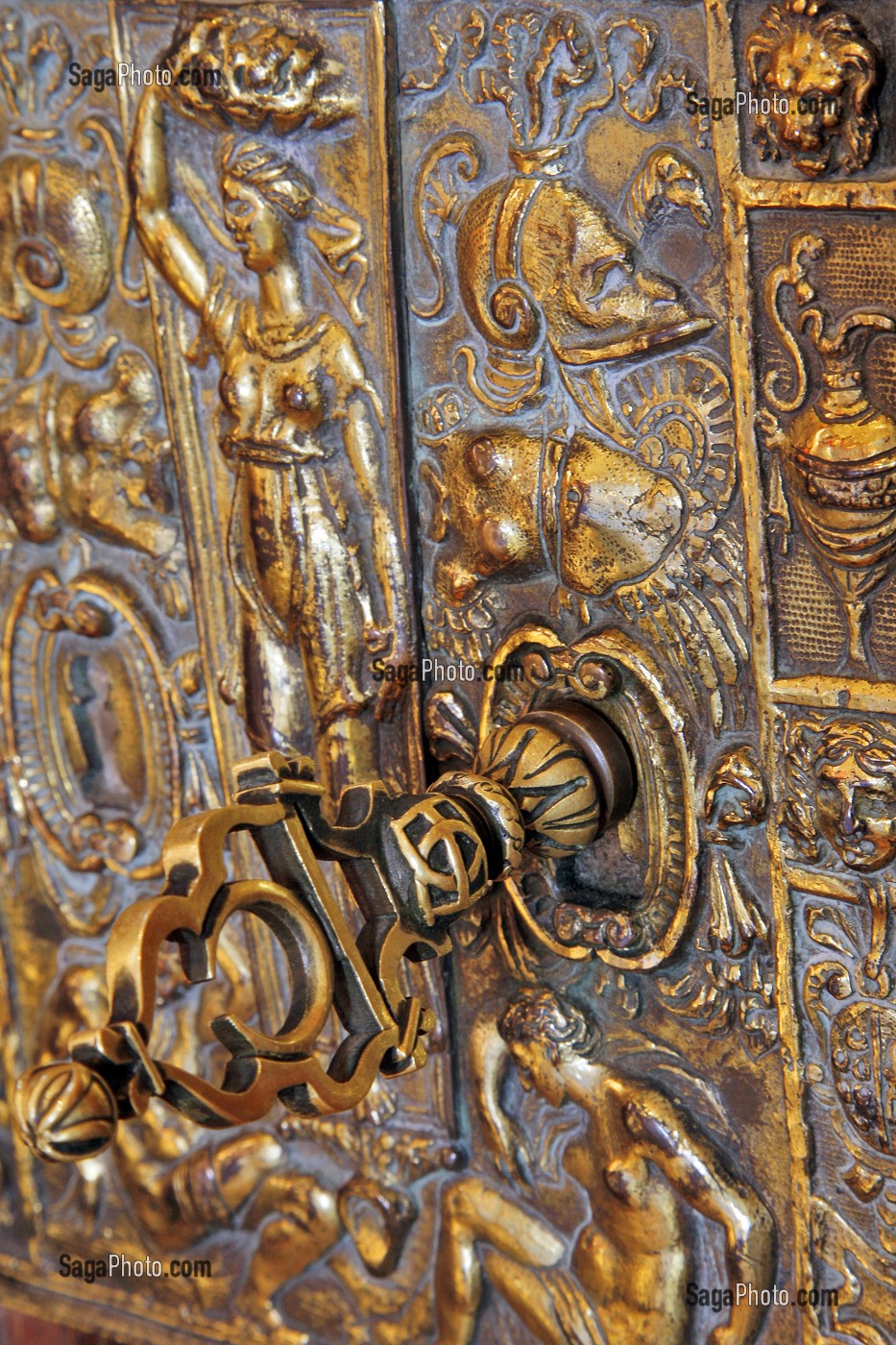 DETAIL DE LA PORTE DONNANT DANS LA SALLE DES GARDES, CHATEAU D'ANET, CONSTRUIT EN 1550 PAR PHILIBERT DE L'ORME POUR DIANE DE POITIERS, FAVORITE D'HENRI II, EURE-ET-LOIR (28), FRANCE 