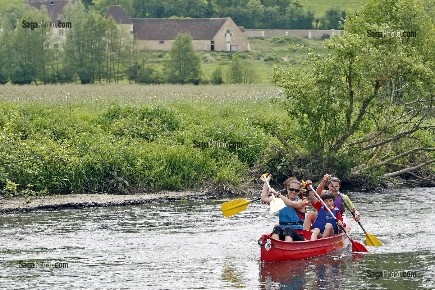 DESCENTE EN CANOE KAYAK SUR LA RIVIERE L'HUISNE ENTRE MARGON ET NOGENT-LE-ROTROU, REGION DE PERCHE, EURE-ET-LOIR (28), FRANCE 