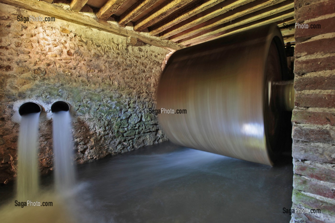 LA ROUE DU MOULIN A EAU, CHAMBRE D'HOTES DU MOULIN DE LONCEUX, OINVILLE-SOUS-AUNEAU, EURE-ET-LOIR (28), FRANCE 