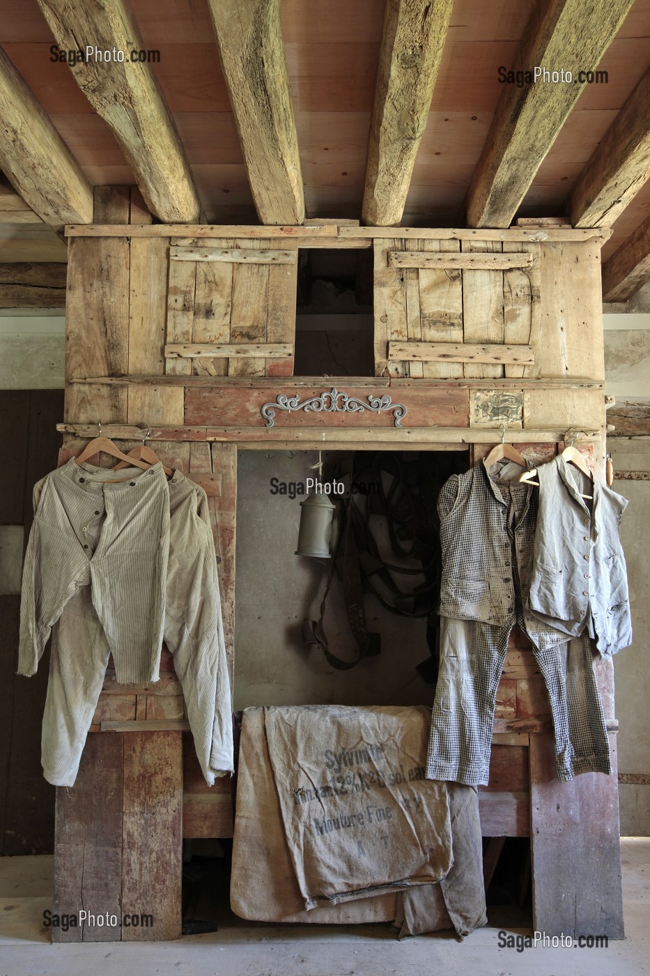 LA CASE DU MEUNIER ET SES HABITS DE TRAVAIL DANS LE MOULIN A FARINE, CHAMBRE D'HOTES DU MOULIN DE LONCEUX, OINVILLE-SOUS-AUNEAU, EURE-ET-LOIR (28), FRANCE 