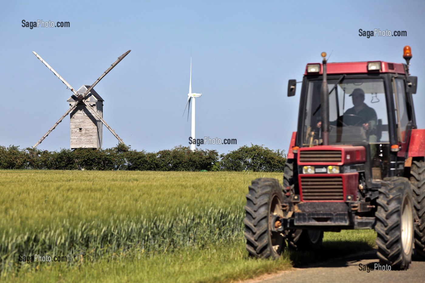 TRACTEURS ET CHAMP DE BLE, EOLIENNES ET MOULIN A VENT DE LEVESVILLE LA CHENARD, PARC EOLIEN DE LA BEAUCE, EURE-ET-LOIR (28), FRANCE 