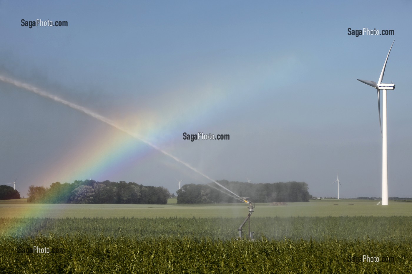 ARC EN CIEL DE L'ARROSAGE DE L'IRRIGATION DES CHAMPS, PARC EOLIEN DE LA BEAUCE, EURE-ET-LOIR (28), FRANCE 