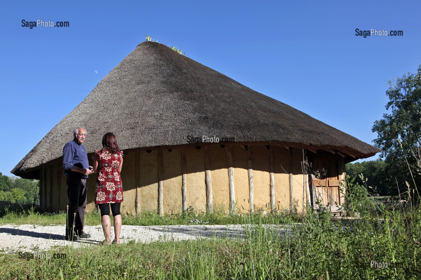 EXPLICATION PEDAGOGIQUE AVEC MONSIEUR DUBOIS SUR L'HISTOIRE DE LA MAISON NEOLITHIQUE D'AUNEAU, EURE-ET-LOIR (28), FRANCE 