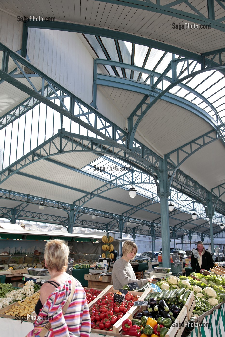 MARCHE AUX LEGUMES, VIEILLE VILLE DE CHARTRES, EURE-ET-LOIR (28), FRANCE 