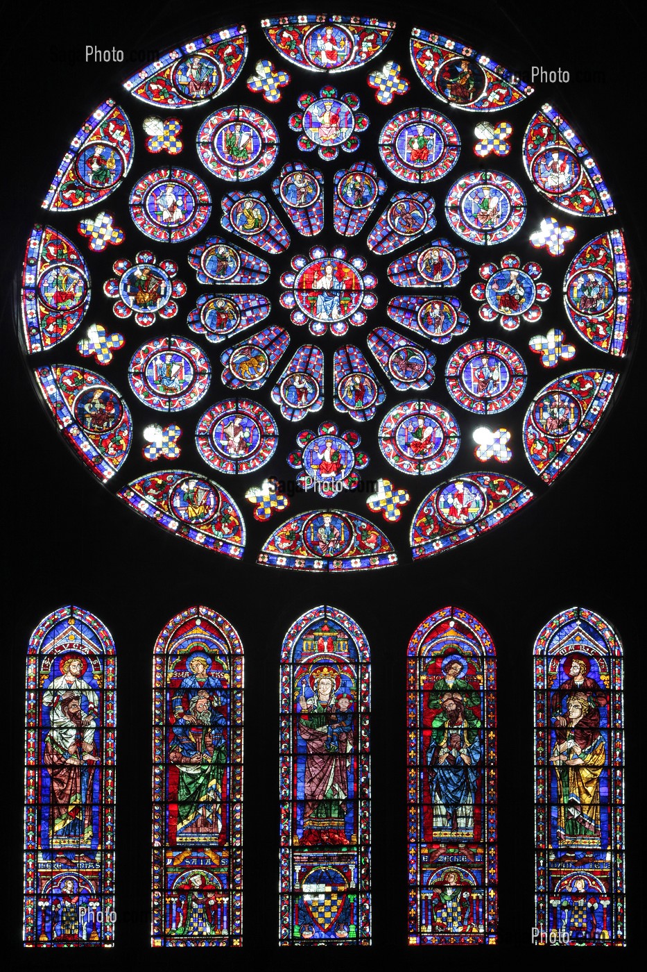 FACADE SUD DU TRANSEPT LANCETTES : VIERGE A L'ENFANT -EVANGELISTES SUR LES EPAULES DES PROPHETES  ROSE - VISION DE L'APOCALYPSE A 24 VIEILLARDS, ANGES ET TETRAMORPHE - VITRAIL DE LA CATHEDRALE DE CHARTRES, EURE-ET-LOIR (28), FRANCE 