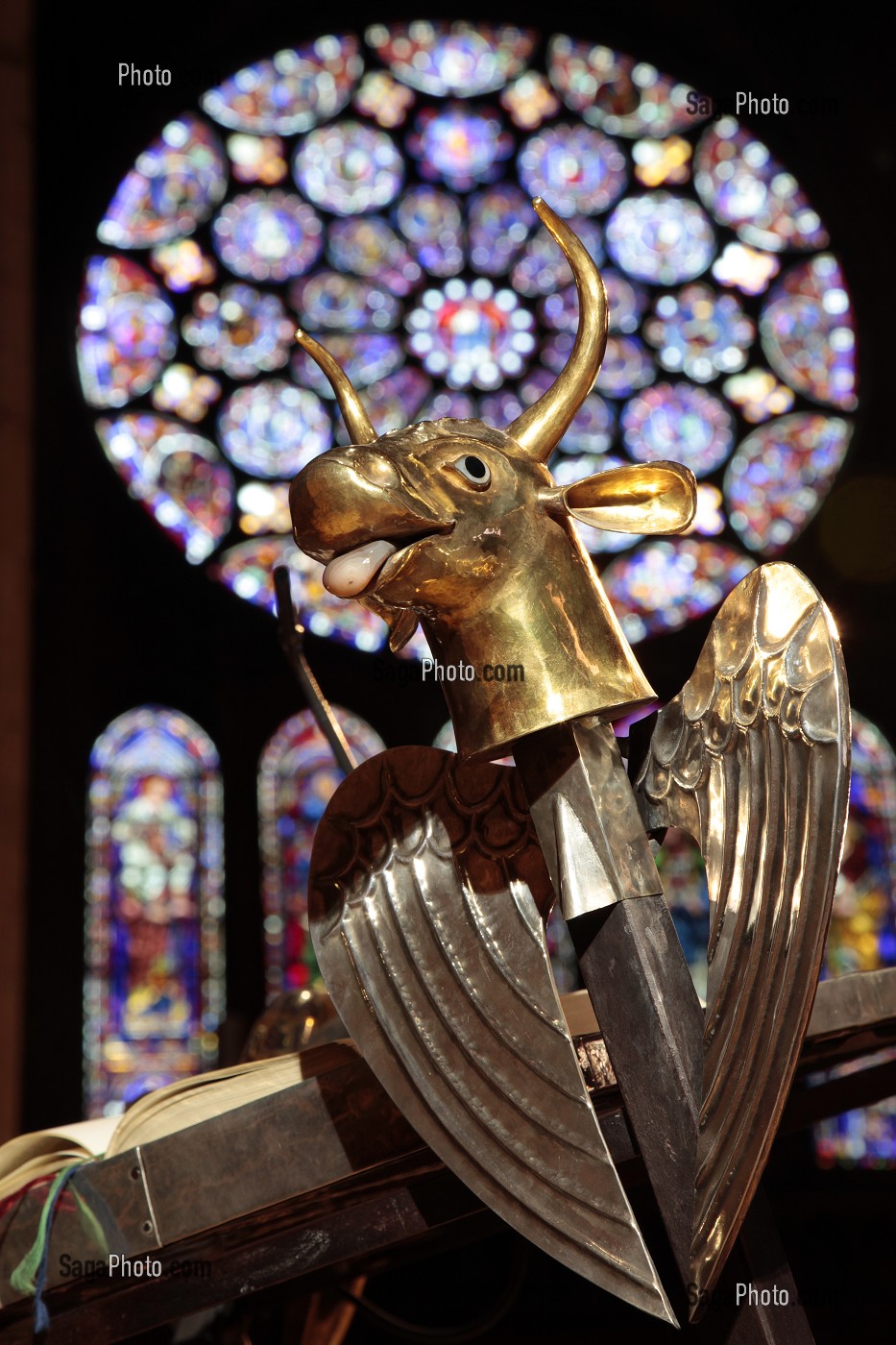 TETE AILEE DU BOEUF DE SAINT-LUC, DETAIL DU LUTRIN DE GOUDJI, PUPITRE DE PRIERE DEVANT LE VITRAIL DE LA FACADE SUD DU TRANSEPT A LANCETTES DE LA CATHEDRALE DE CHARTRES, EURE-ET-LOIR (28), FRANCE 