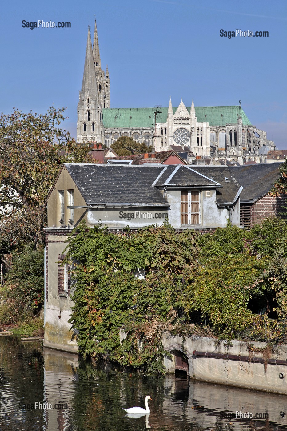 CATHEDRALE NOTRE-DAME VUE DEPUIS LA BASSE VILLE SUR LES BORDS DE L'EURE, CHARTRES, EURE-ET-LOIR (28), FRANCE 