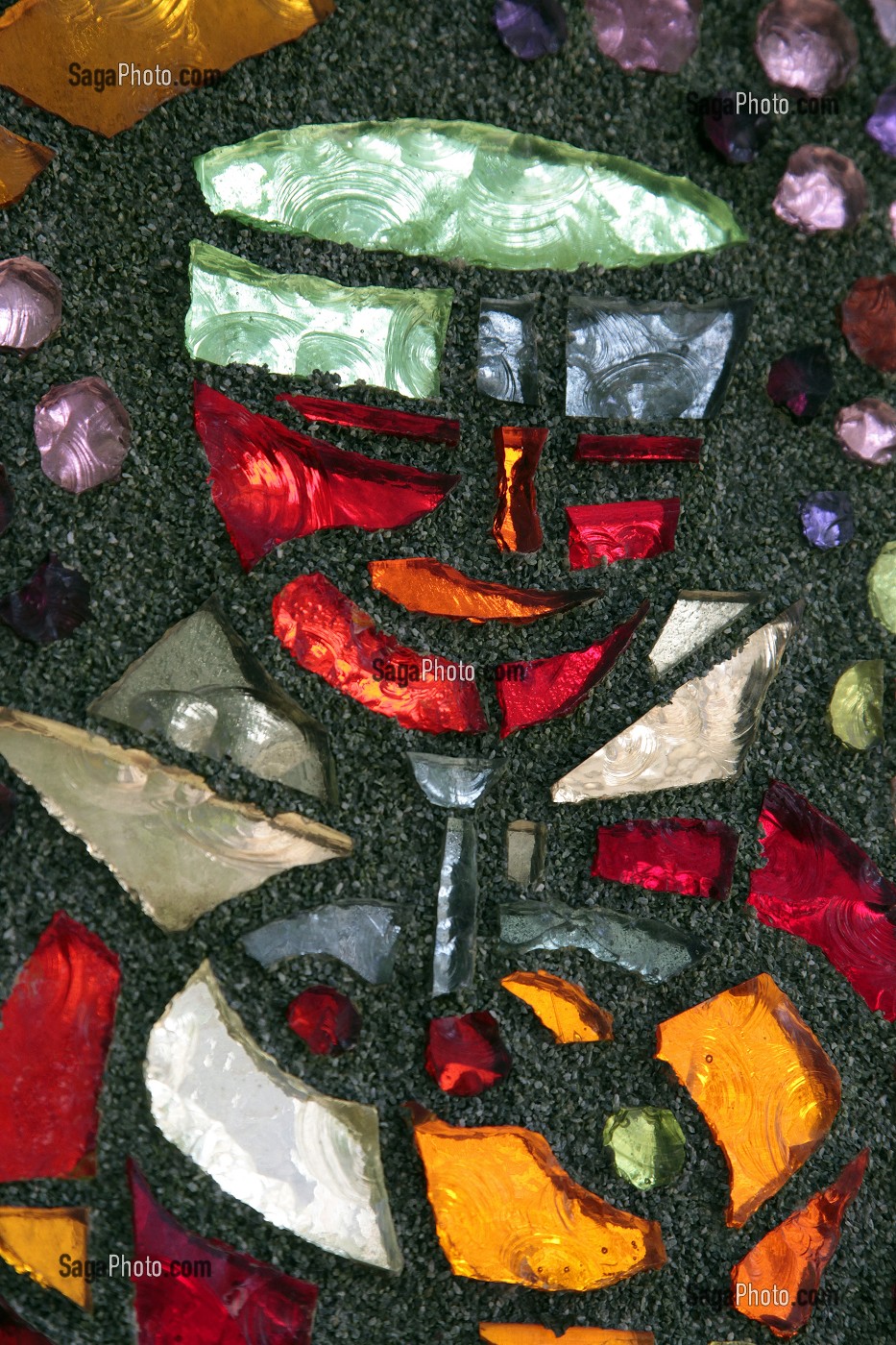 VITRAIL CONTEMPORAIN SUR LE THEME DU VIN, ATELIERS LOIRE, LEVES, EURE-ET-LOIR (28), FRANCE 