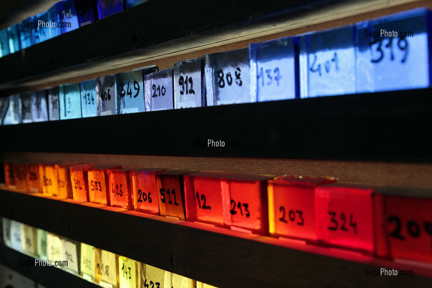 NUANCIER DE COULEURS DU VERRE POUR LES VITRAUX DES ATELIERS LOIRE, LEVES, EURE-ET-LOIR (28), FRANCE 