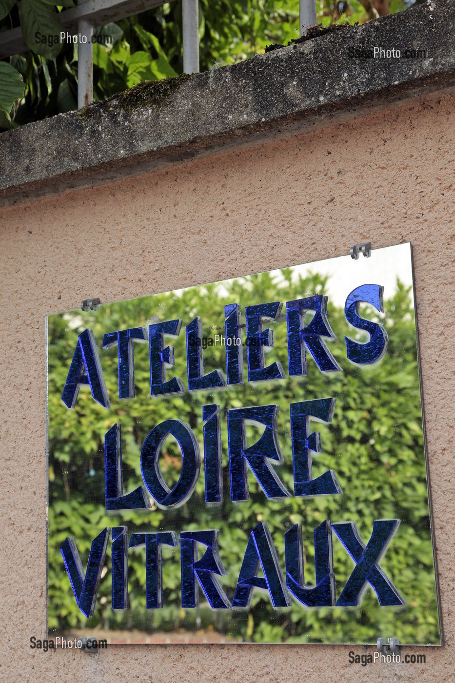 FABRICATION ARTISANALE DE VITRAUX TRADITIONNELS, ATELIERS LOIRE, LEVES, EURE-ET-LOIR (28), FRANCE 