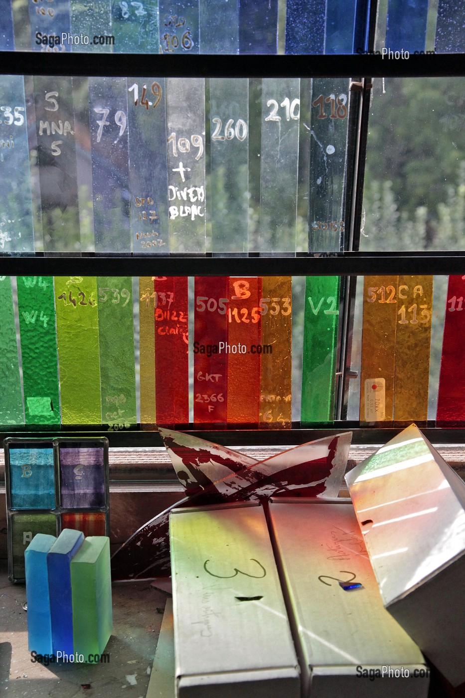 NUANCIER DE COULEURS DU VERRE POUR LES VITRAUX DES ATELIERS LOIRE, LEVES, EURE-ET-LOIR (28), FRANCE 