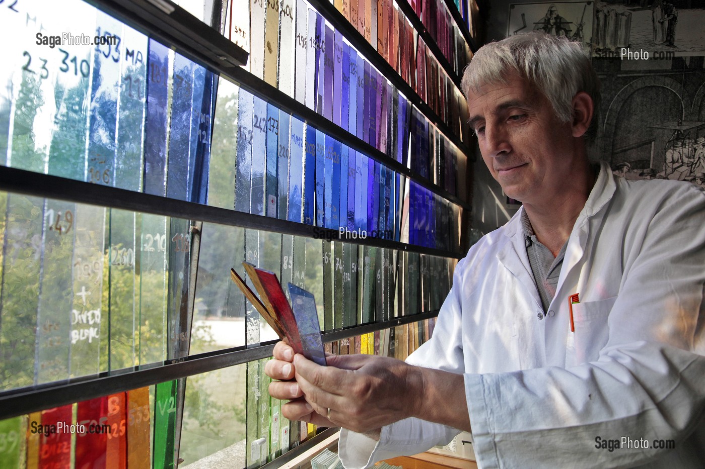 BRUNO LOIRE DEVANT LE NUANCIER DE COULEURS DU VERRE, MAITRE VERRIER DES ATELIERS LOIRE, LEVES, EURE-ET-LOIR (28), FRANCE 
