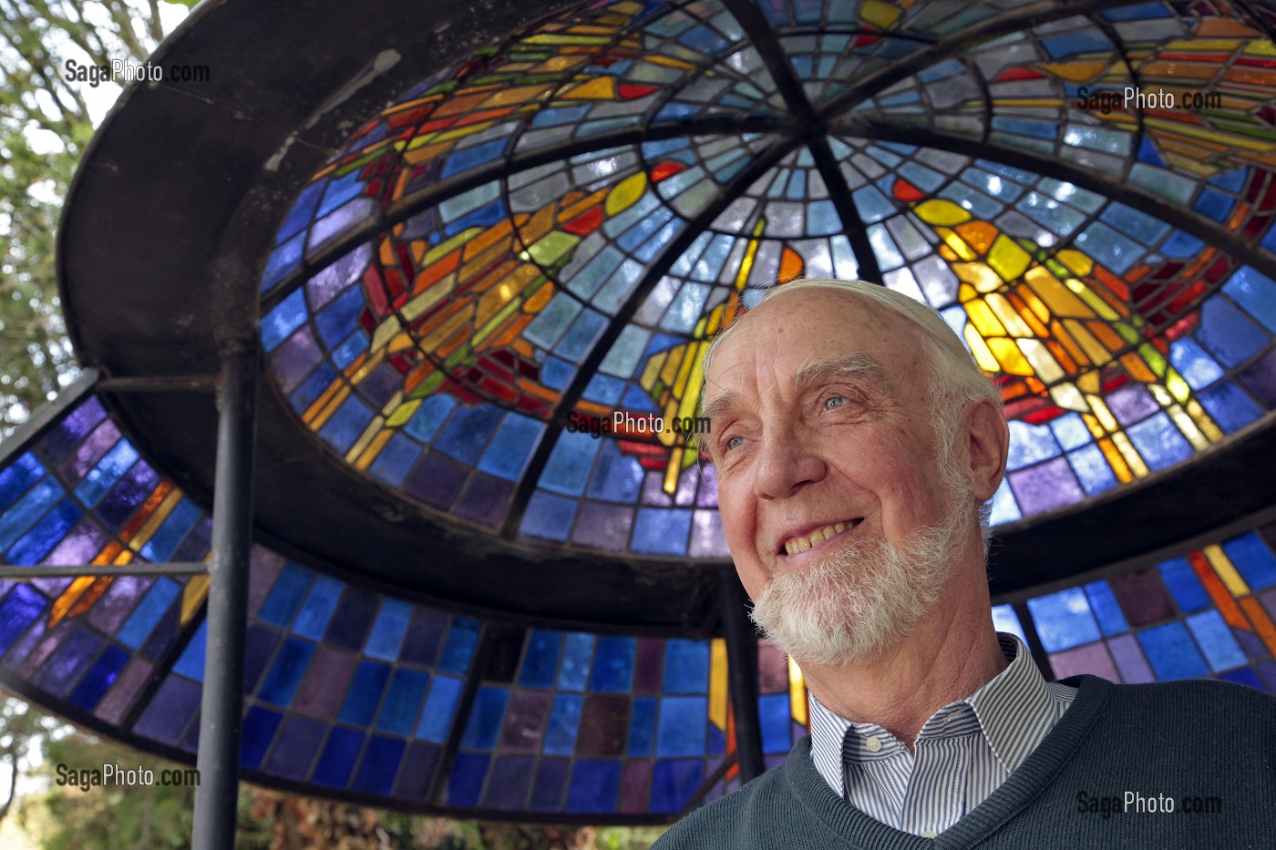 JACQUES LOIRE ET SA FEMME SOUS UN VITRAIL EN FORME DE COUPOLE, MAITRES VERRIERS DES ATELIERS LOIRE, LEVES, EURE-ET-LOIR (28), FRANCE 