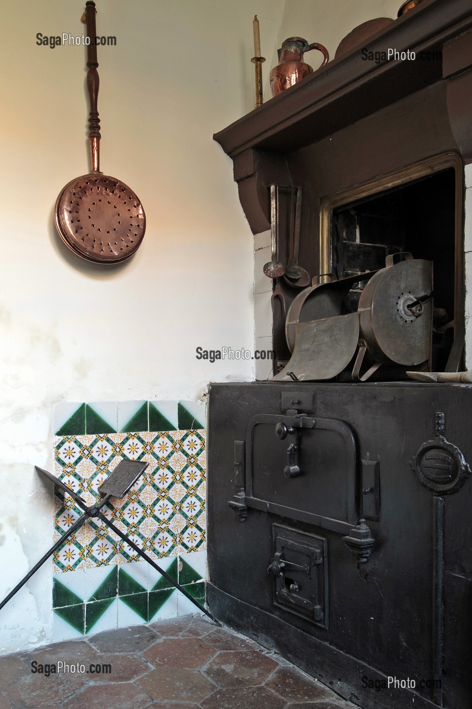 CUISINE AVEC SOL EN TOMMETTES, CARREAUX DE FAIENCE, CUISINIERE EN FONTE, MAISON DE TANTE LEONIE, VILLAGE IDEAL DE L'ENFANCE DE L'ECRIVAIN MARCEL PROUST DANS SON ROMAN - A LA RECHERCHE DU TEMPS PERDU -, ILLIERS-COMBRAY, EURE-ET-LOIR (28), FRANCE 