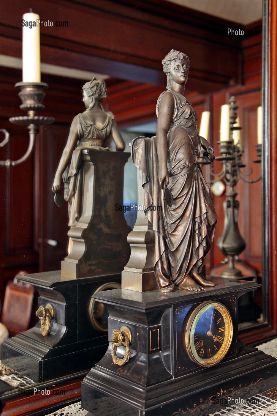HORLOGE SUR LA CHEMINEE DU SALON, MAISON DE TANTE LEONIE, VILLAGE IDEAL DE L'ENFANCE DE L'ECRIVAIN MARCEL PROUST DANS SON ROMAN - A LA RECHERCHE DU TEMPS PERDU -, ILLIERS-COMBRAY, EURE-ET-LOIR (28), FRANCE 