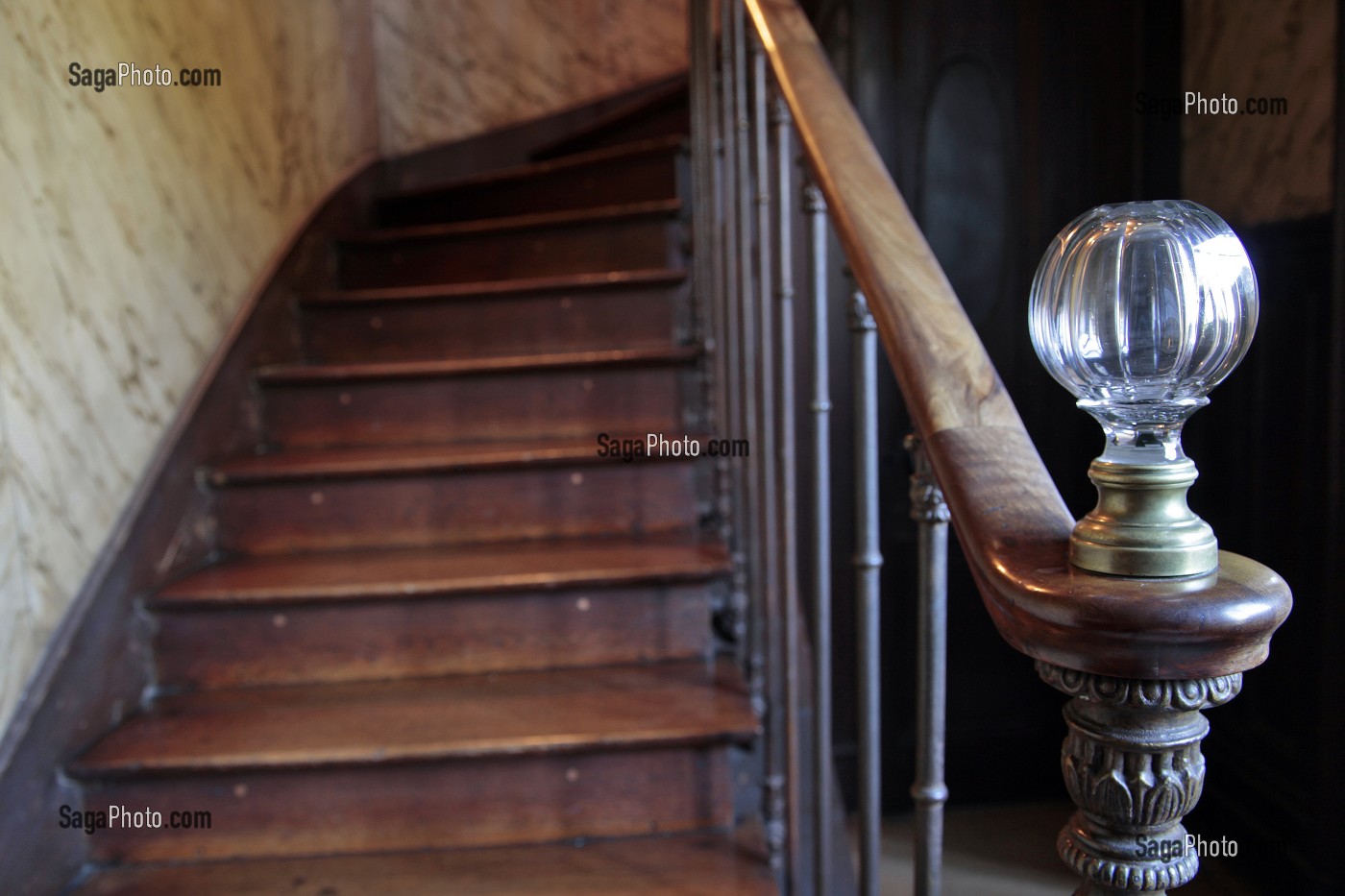 L'ESCALIER QUI MONTE VERS LES CHAMBRES, MAISON DE TANTE LEONIE, VILLAGE IDEAL DE L'ENFANCE DE L'ECRIVAIN MARCEL PROUST DANS SON ROMAN - A LA RECHERCHE DU TEMPS PERDU -, ILLIERS-COMBRAY, EURE-ET-LOIR (28), FRANCE 